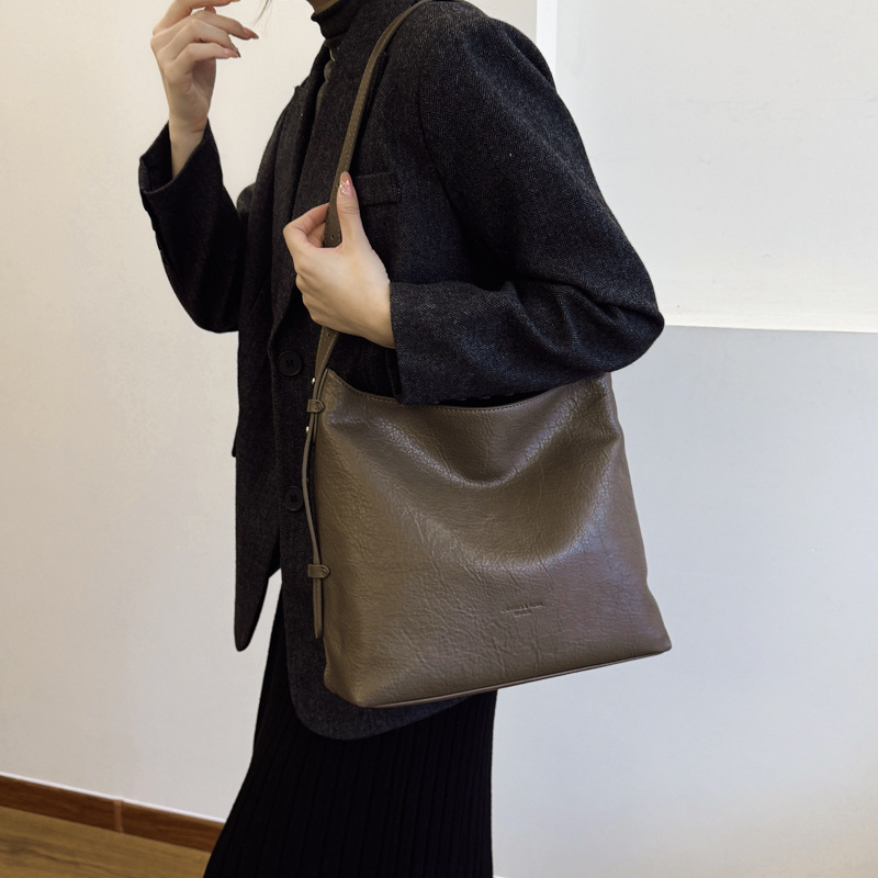 This year's popular bags include casual, niche underarm bags, simple and fashionable crossbody bags for women at work, and soft leather tote bags Application Scenario