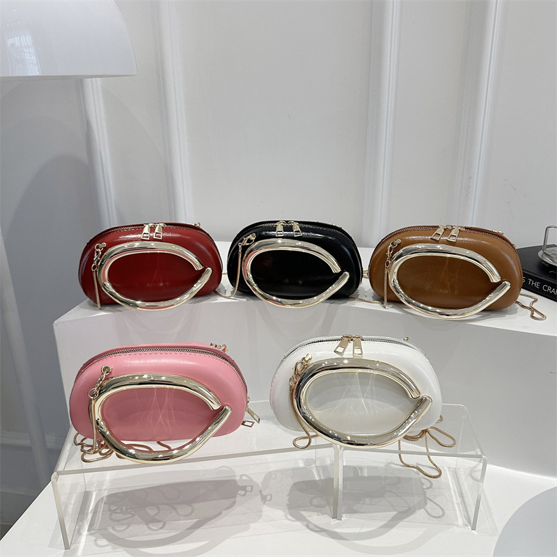2025 New style personalized round box hand-held dinner bag, small bag, retro hardware metal handle chain crossbody bag Application Scenario