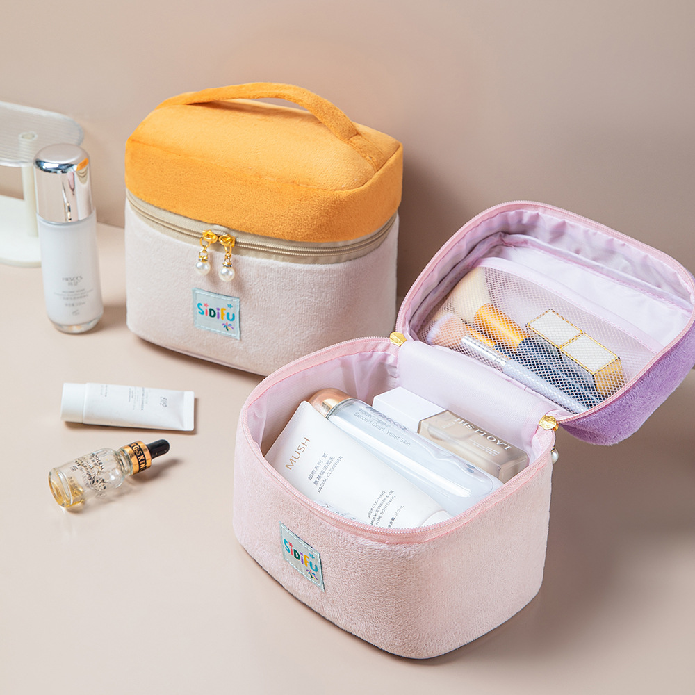 New velvet makeup bag, large-capacity travel makeup bag, soft and cute portable toiletry bag, and a girlish color-blocking storage bag Specification drawing