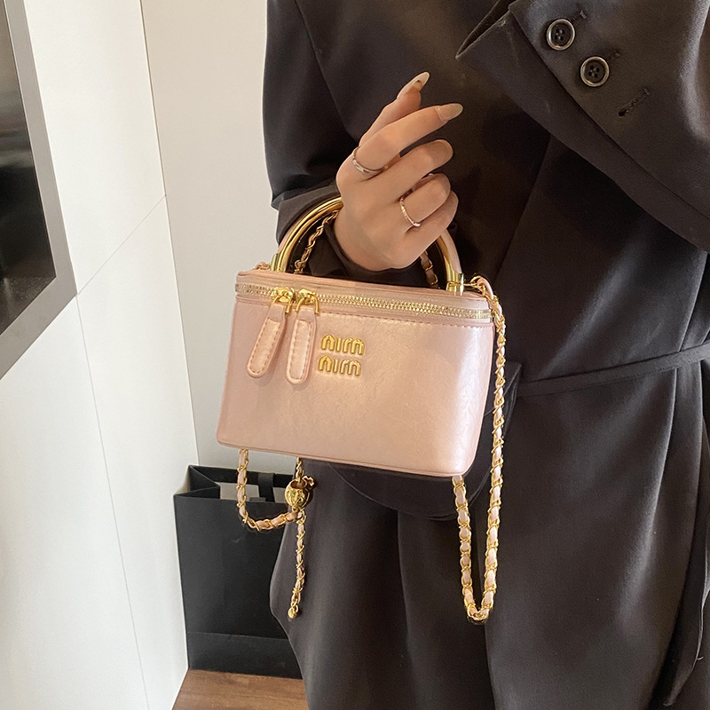 Oil wax leather hand-held box bag for women, 2025 new style, fashionable and versatile chain bag, bestseller, stylish single-shoulder crossbody bag details Picture