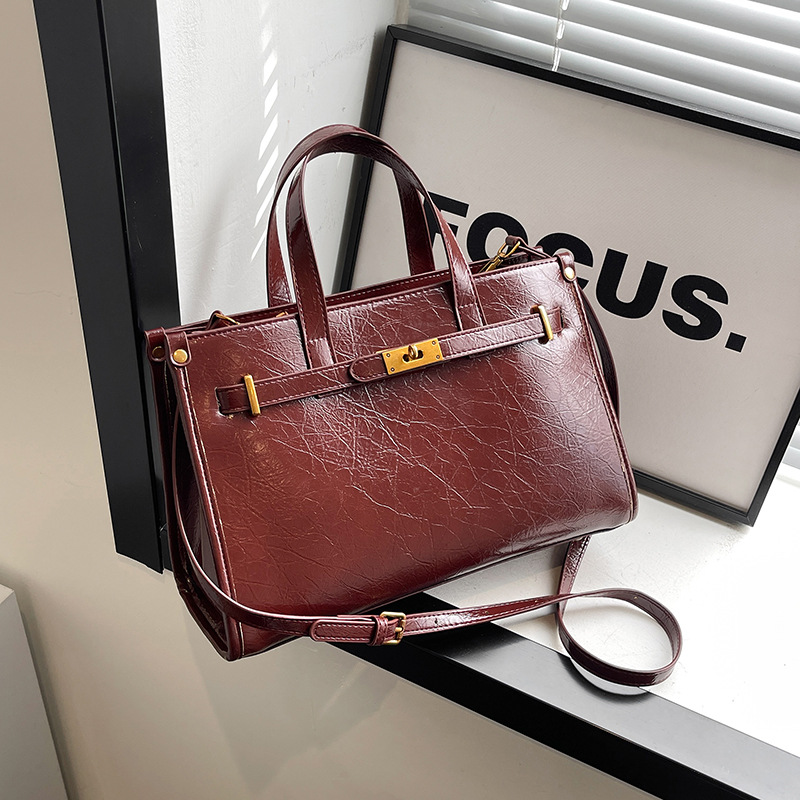Large-capacity bag, retro and versatile for women, 2024 new casual crossbody bag, simple hand-held platinum Kelly bag for women Application Scenario