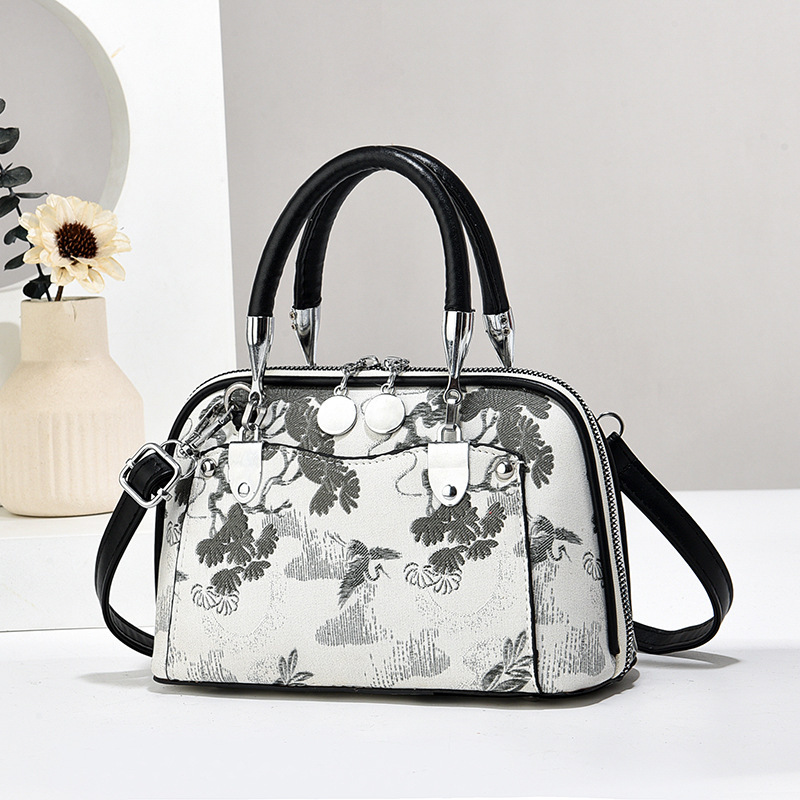 This new printed and patchwork handbag is a versatile, fashionable and trendy women's bag with a strong sense of luxury and a large capacity single-shoulder bag full figure