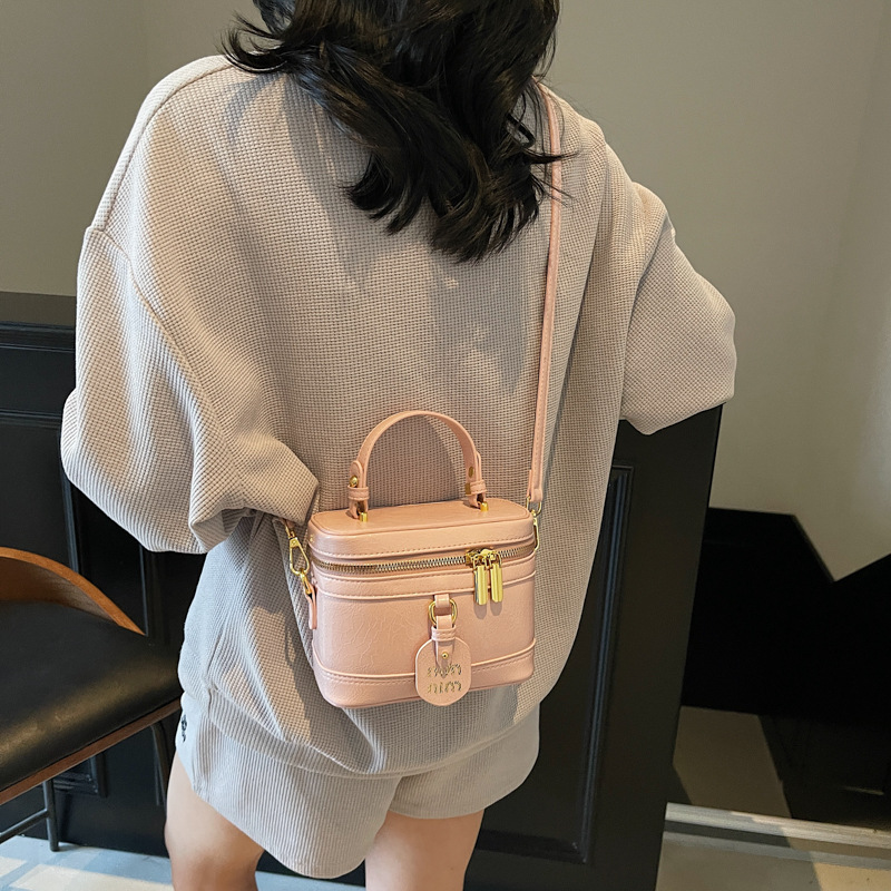 The 2025 new high-end, stylish and trendy hand-held box bag is a versatile and popular commuter single-shoulder crossbody bag for women Application Scenario
