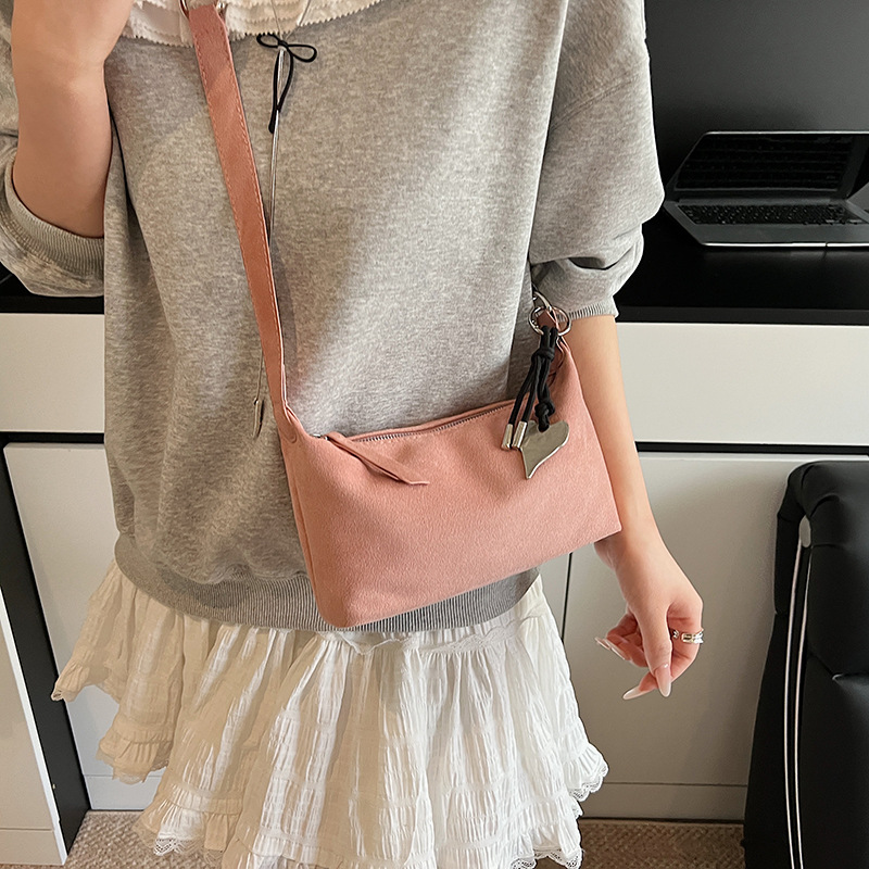 Casual and laid-back style underarm bag for women, 2025 new trendy and simple single-shoulder bag, solid color casual commuting crossbody bag Application Scenario