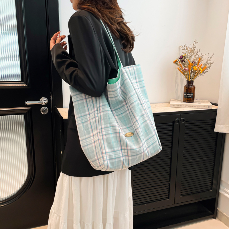 Korean style ins checkered canvas bag for women 2025 new large-capacity tote bag, student casual commuting single-shoulder bag Application Scenario