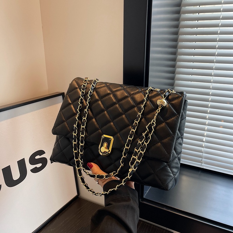 A large capacity diamond-shaped embroidered thread bag for women, a new 2025 trendy casual and versatile chain crossbody bag, a fashionable single-shoulder bag Application Scenario
