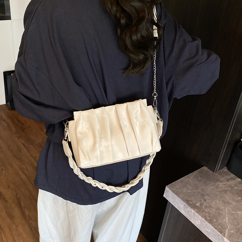The Korean Instagram super popular underarm bag for women in 2025, a versatile pleated single-shoulder bag, a fashionable chain bag, and a trendy crossbody style Specification drawing