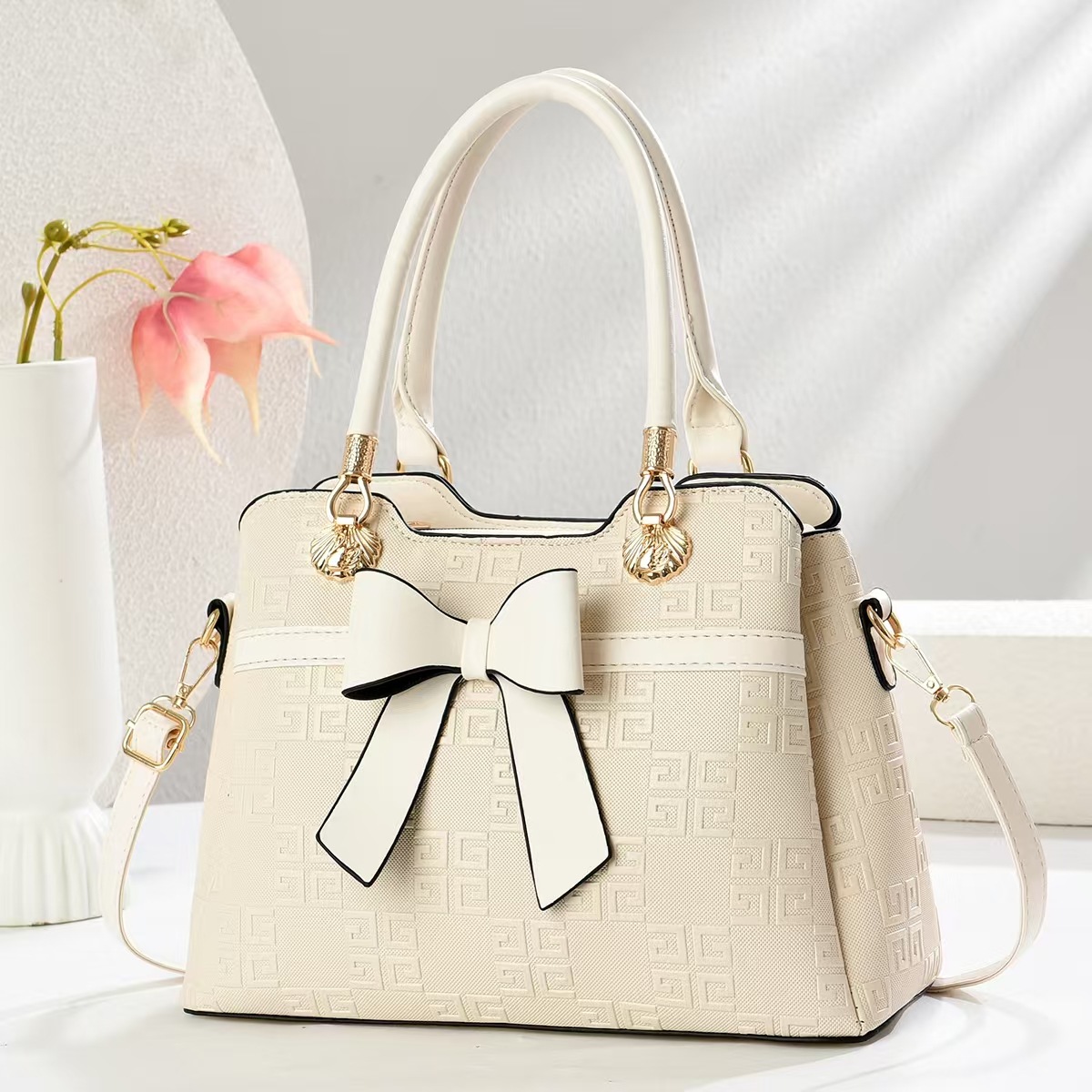 A stylish summer handbag from a grand lady manufacturer, a versatile mom's bag, 2025 new foreign trade style, bow, single-shoulder for ladies Application Scenario