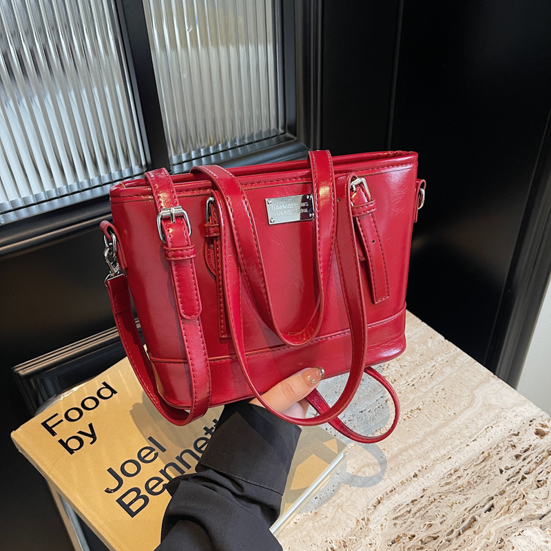 This year, the popular single-shoulder bags are the 2024 new casual and versatile crossbody bags for women and the high-end hand-held bucket bags for women details Picture