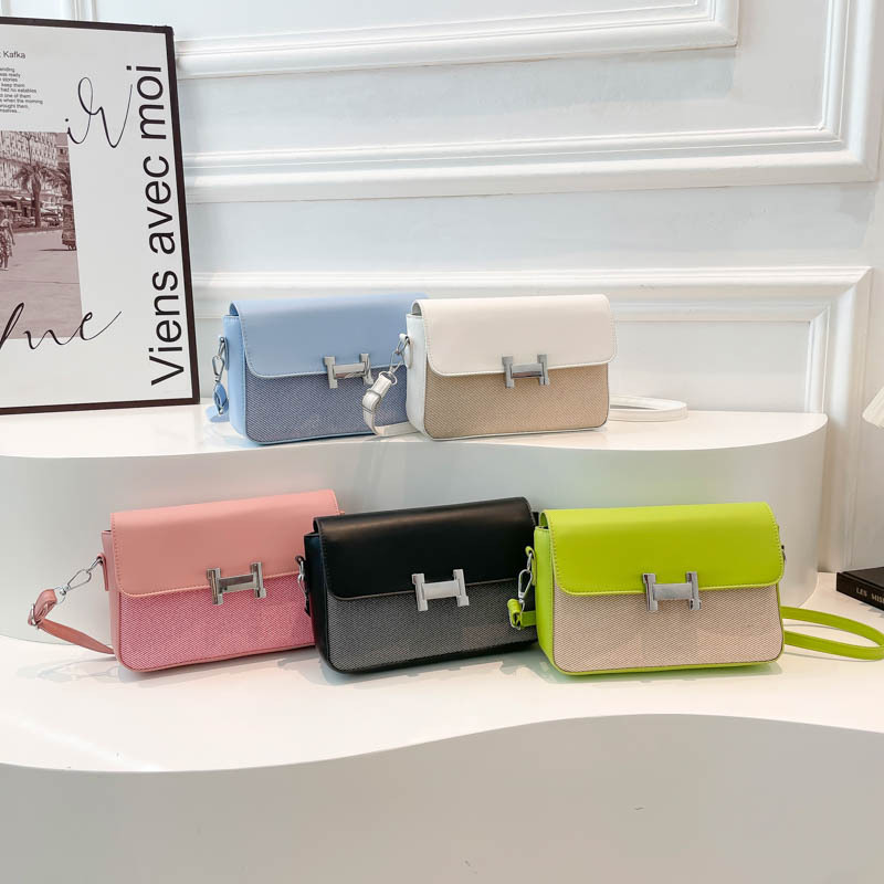 Retro texture small bag for women, 2025 Summer new casual color-blocking small square bag, fashionable and stylish commuter crossbody bag Application Scenario