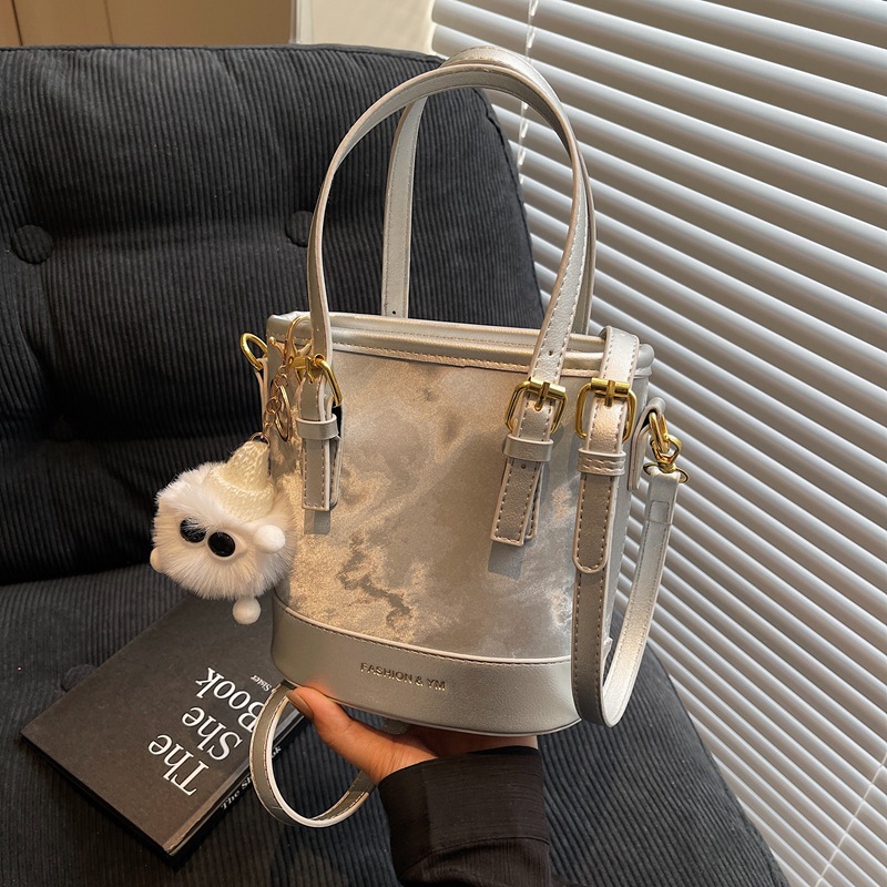 Retro, casual and versatile crossbody bag for women, 2024 new trendy and fashionable single-shoulder bag, high-end hand-held bucket bag full figure
