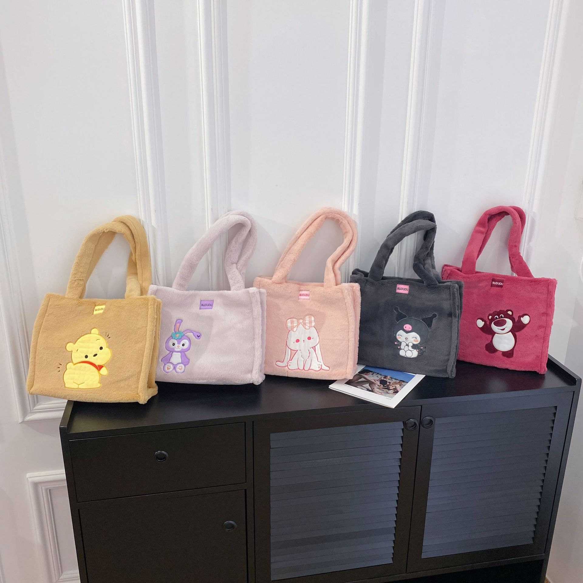 New autumn and winter plush cartoon doll single-shoulder bag, large-capacity tote bag, Kulomi Strawberry Bear single-shoulder storage bag details Picture