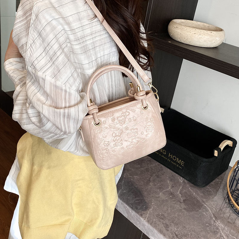 Trendy and versatile hand-held small square bag 2025 new niche design, fashionable and simple single-shoulder bag, high-end crossbody bag Application Scenario