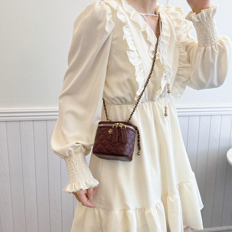The diamond-patterned embroidered thread small bag for women is a popular 2024 autumn and winter bestseller. The chain crossbody bag is a fashionable and super popular small square bag Application Scenario