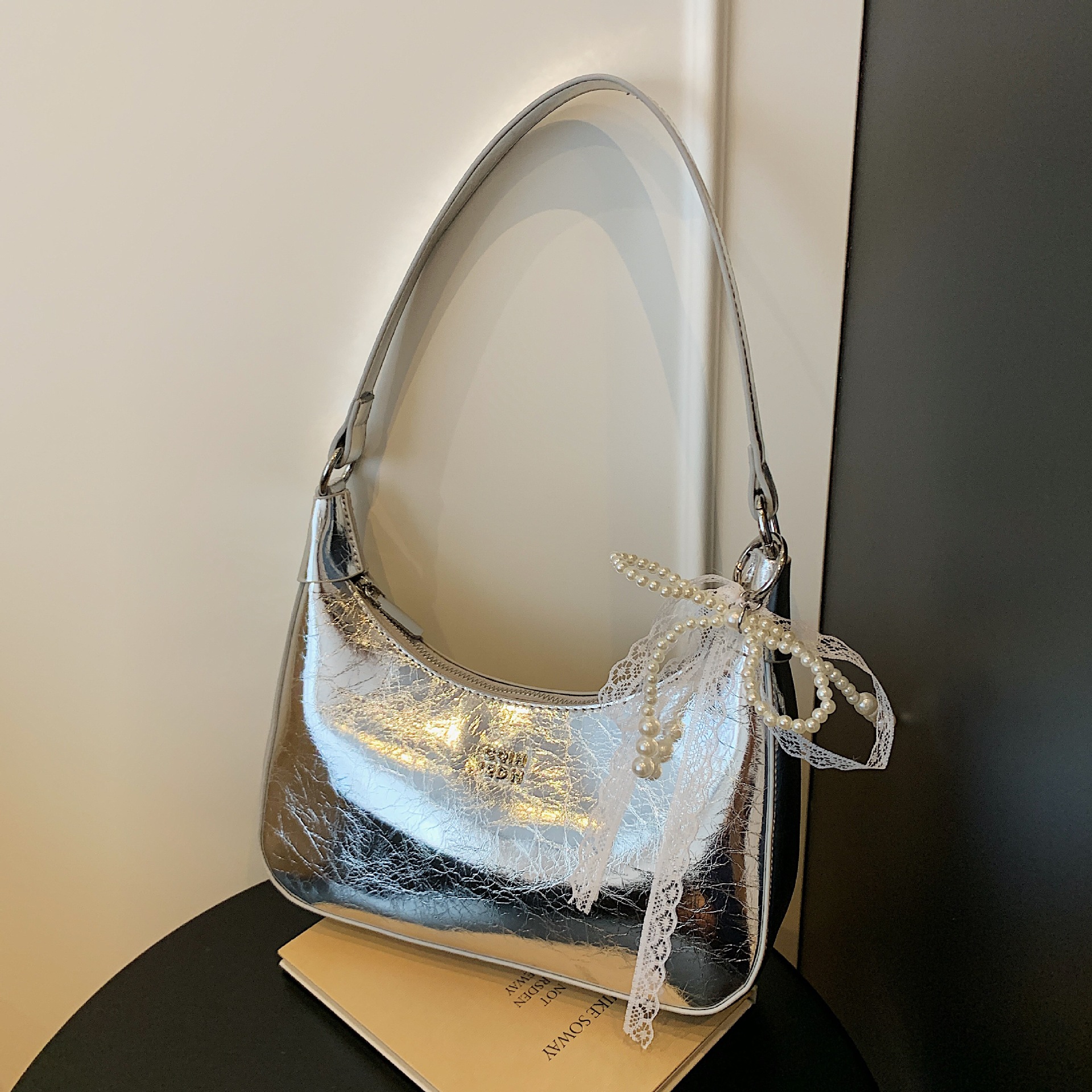 High-end, niche underarm bag for women, 2025 new trendy summer, stylish single-shoulder bag with pleated texture full figure
