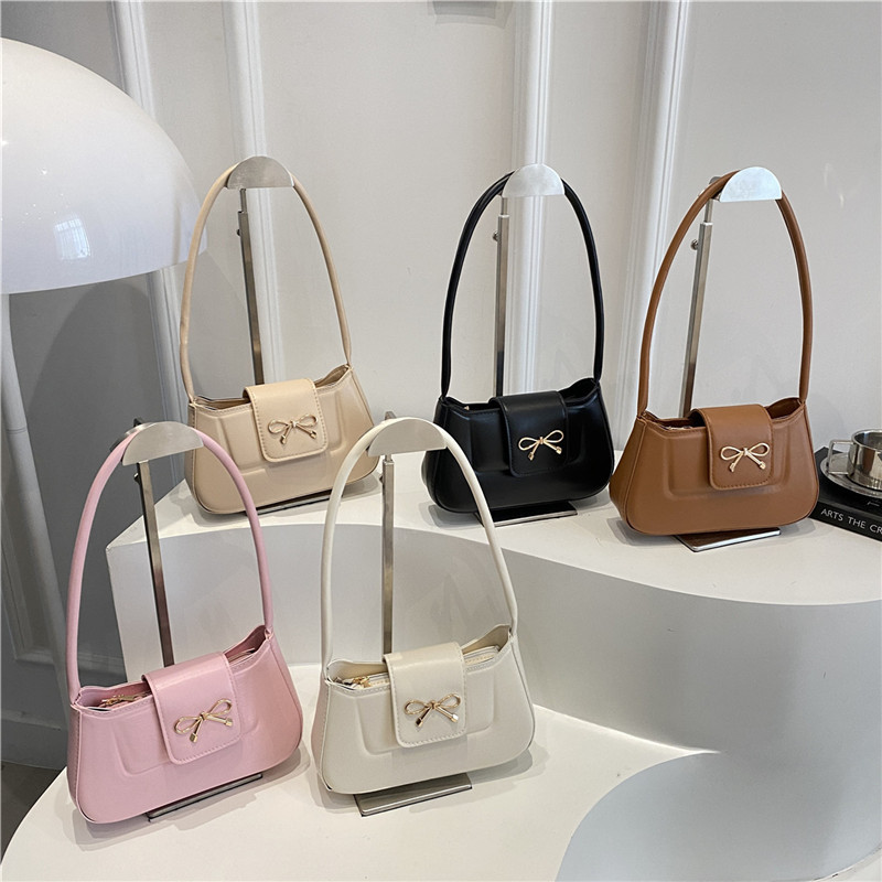 Solid color retro and simple hand-held crescent bag 2025 new style French chic and niche design casual single-shoulder armpit bag Application Scenario
