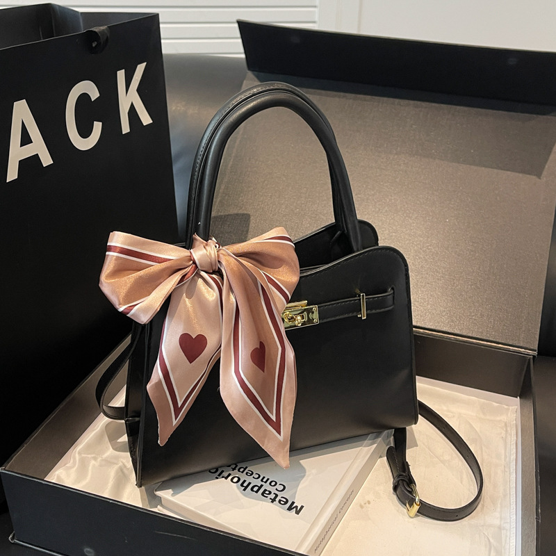 The high-end Kelly bag for women in 2025 features a niche design, a fashionable and simple single-shoulder bag, and a trendy and casual bridal bag details Picture