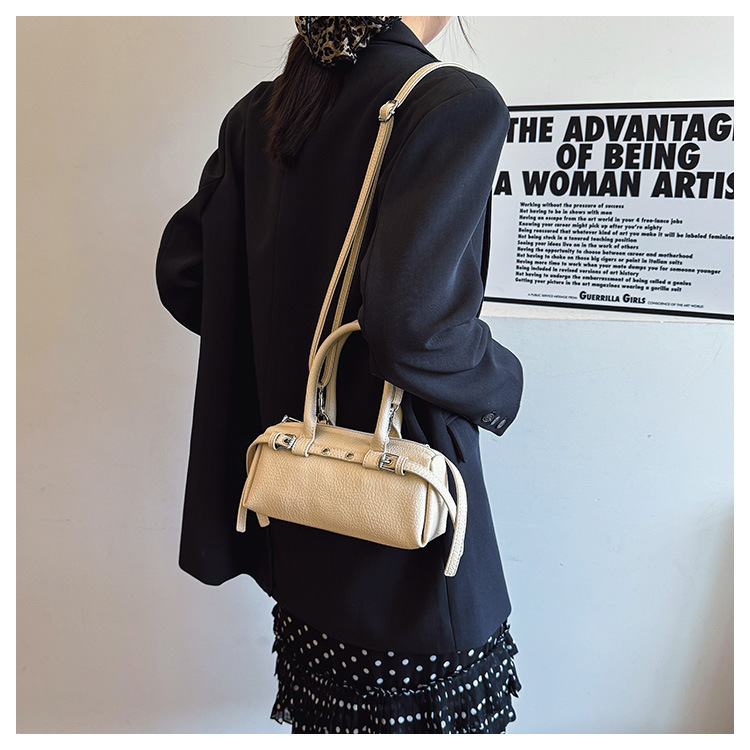 A niche high-end fashion hand-held pillow bag for women in 2025, a simple and versatile single-shoulder bag for work and commuting Application Scenario