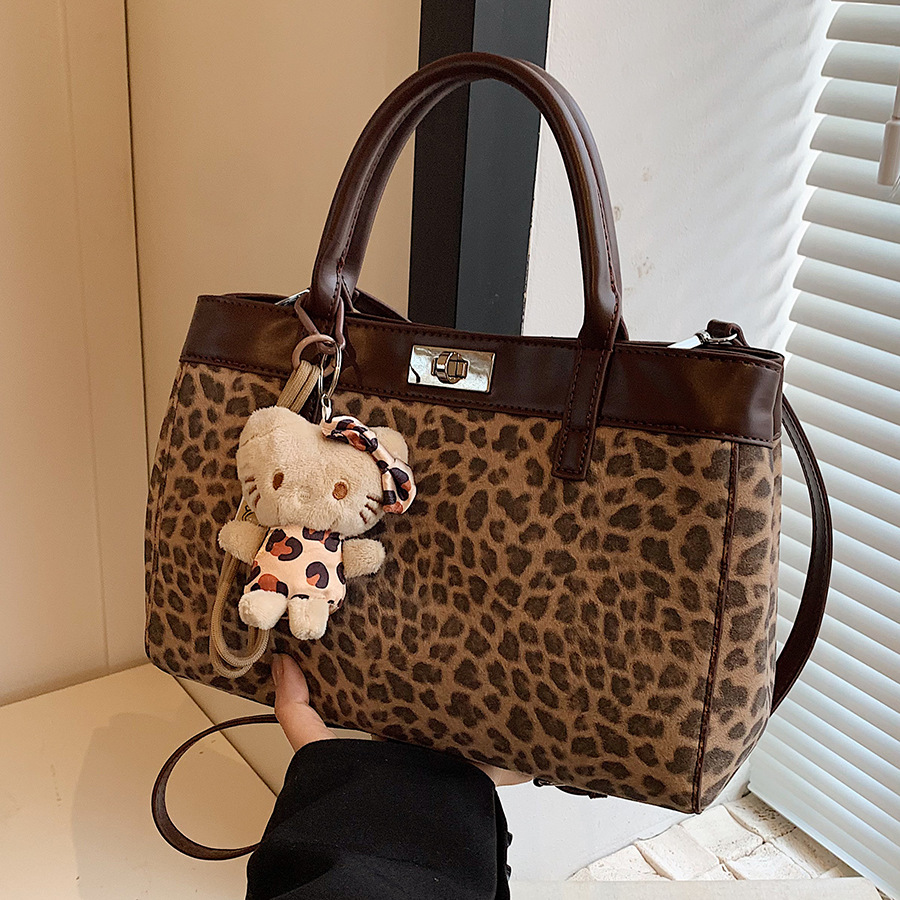A large-capacity women's 2024 new Korean leopard print hand-held commuter tote bag, stylish and casual single-shoulder crossbody bag full figure
