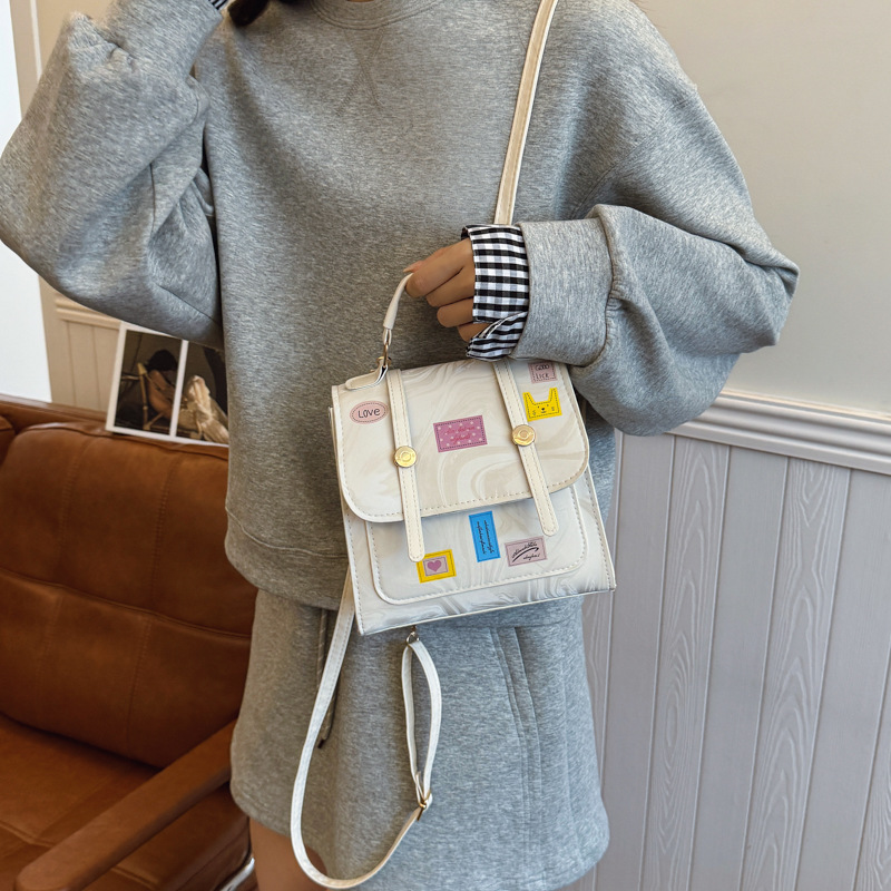 A cute and niche school-style backpack for students to class, a versatile bag for women to commute and go shopping Application Scenario