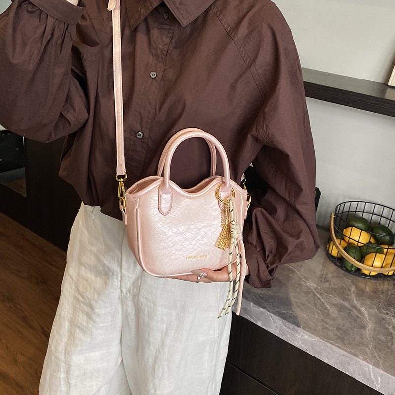 2025 New style fashionable and versatile casual crossbody bag, high-end and exquisite hand-held bucket bag, shiny and stylish single-shoulder bag Application Scenario