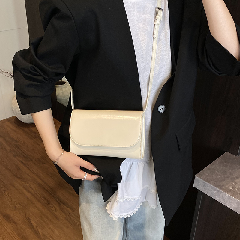 Retro classic solid color hand-held underarm bag for women 2025 new style, fashionable, casual and versatile commuting single-shoulder crossbody bag Application Scenario