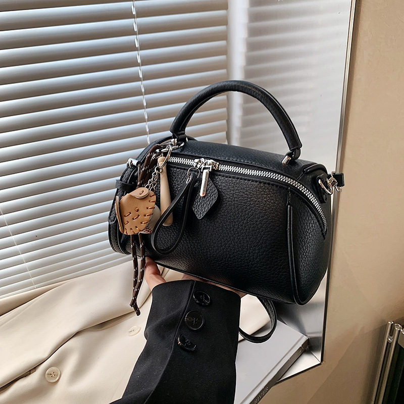 A high-end, niche design bag for women, a retro 2024 new fashion crossbody bag, a versatile hand-held pillow bag for women details Picture