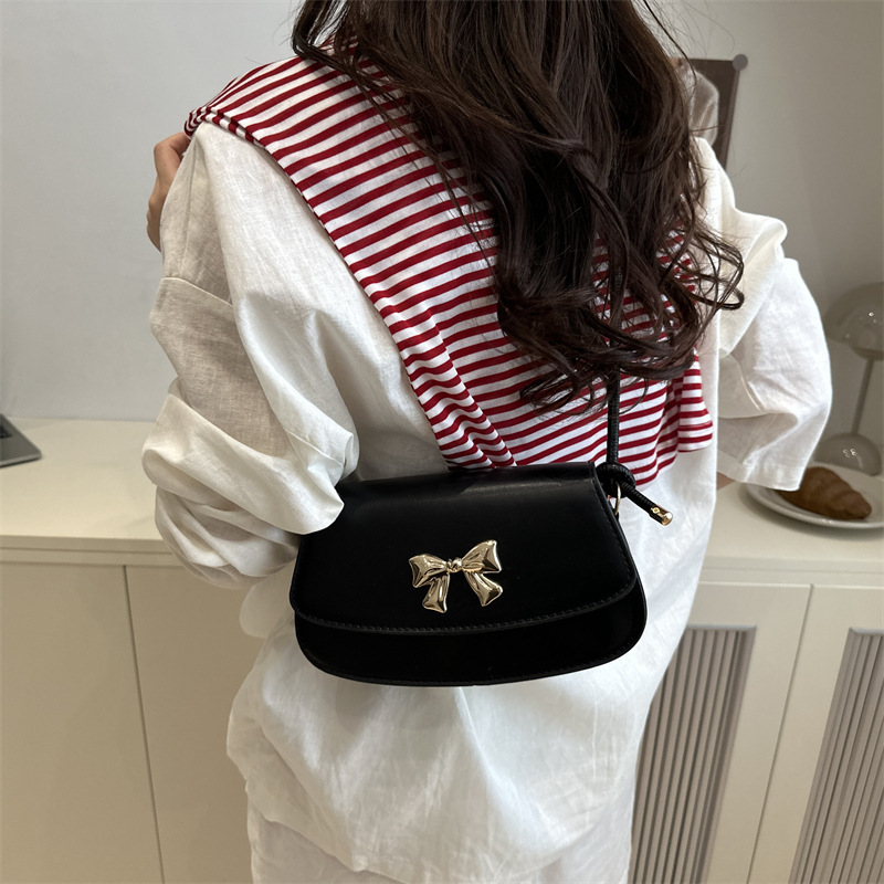 A new, elegant and trendy casual crossbody bag, a simple and casual small square bag, a Korean-style niche fashion single-shoulder bag details Picture
