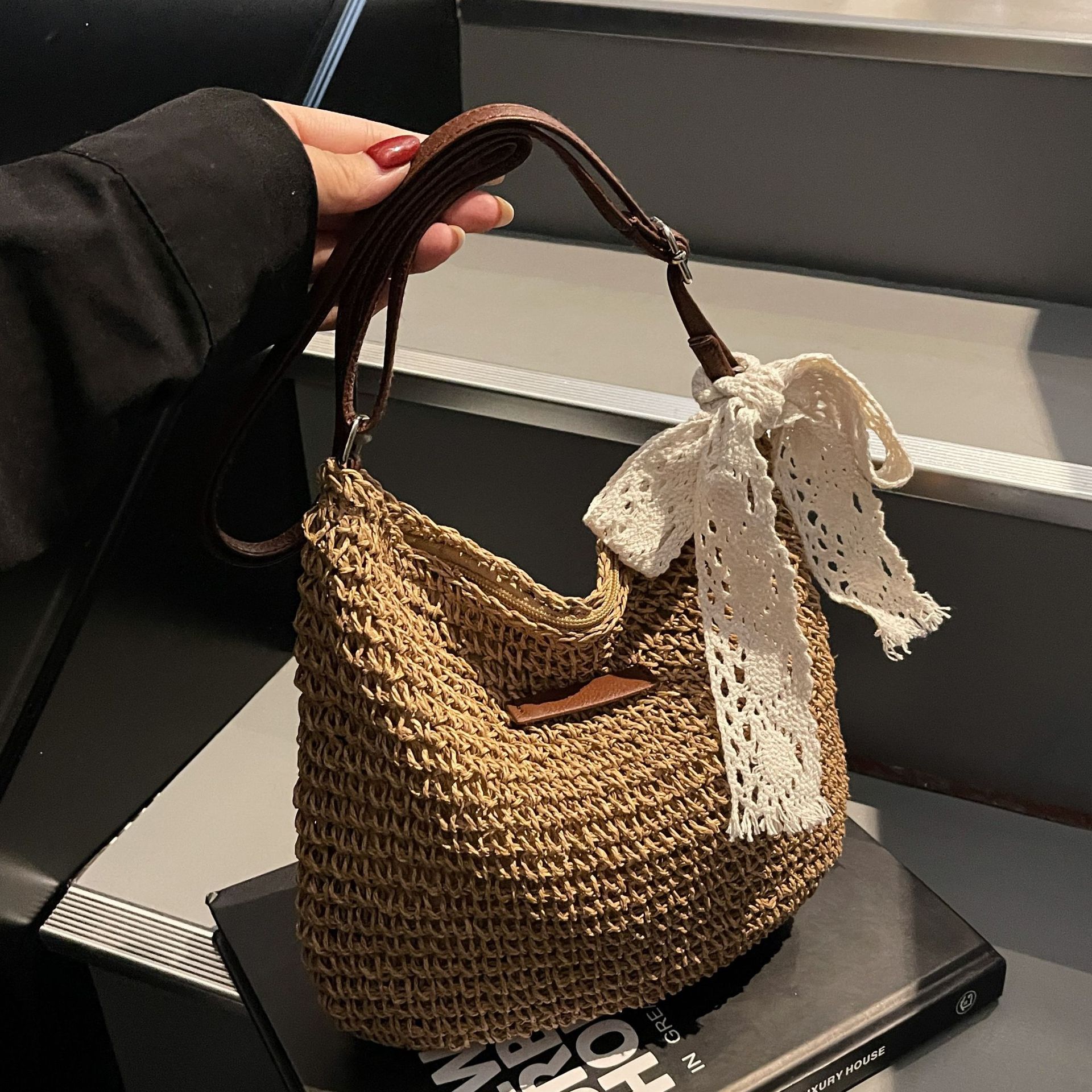 Woven straw crossbody bag for women, large capacity 2025 new summer versatile bucket bag, beach vacation bag full figure