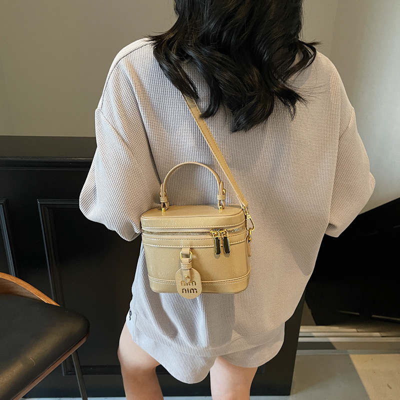 The 2025 new high-end, stylish and trendy hand-held box bag is a versatile and popular commuter single-shoulder crossbody bag for women Specification drawing