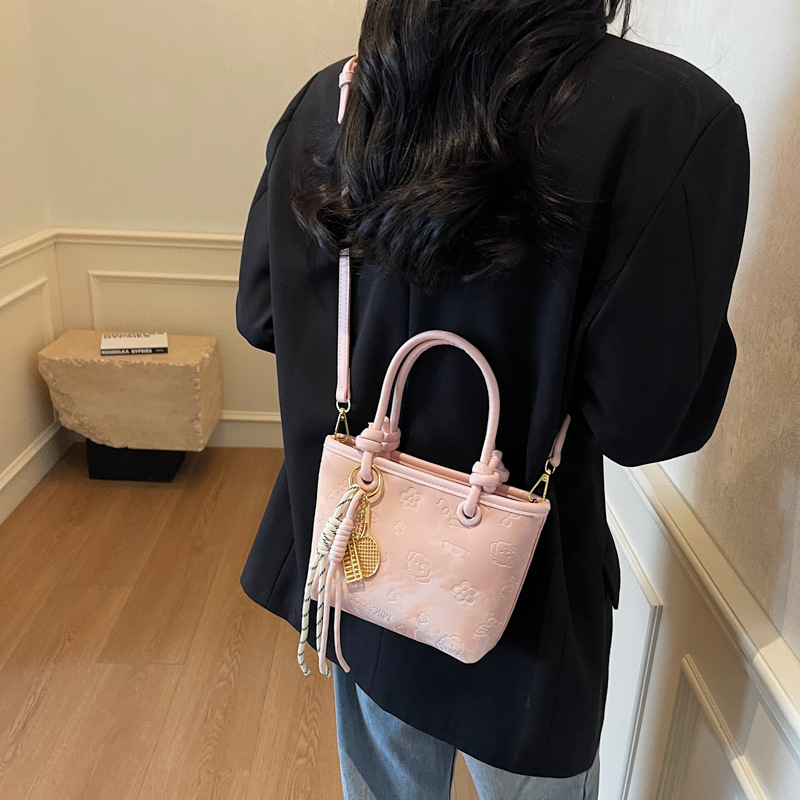 Trendy and versatile hand-held bucket bag for women 2025 new style, fashionable and casual single-shoulder bag, high-end commuting crossbody bag for women Application Scenario