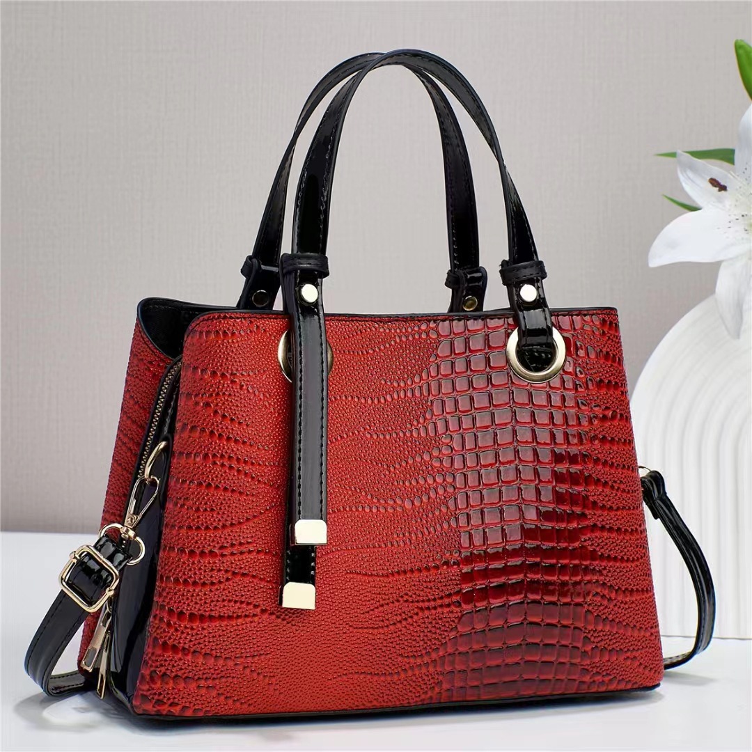 A stylish handbag with a large capacity for cross-border use, a new, trendy and elegant style. It is a crossbody commuter bag for middle-aged mothers and women details Picture