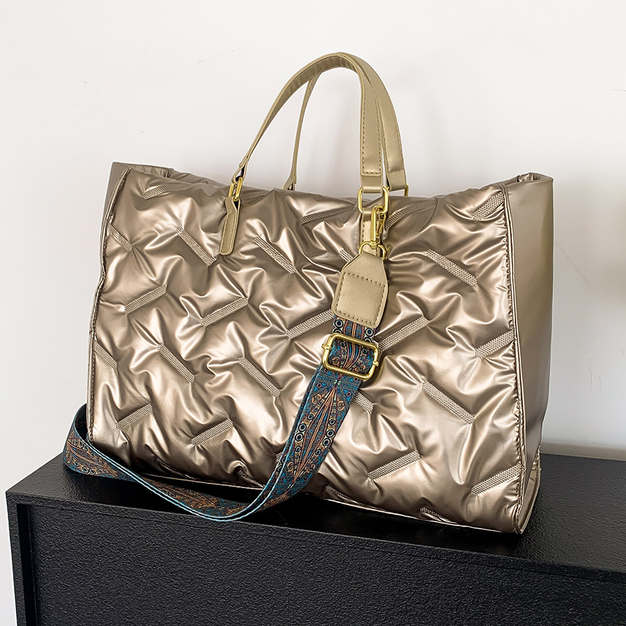 The 2023 new women's fashion large-capacity bag is a trendy and versatile hand-carry commuter single-shoulder tote bag full figure