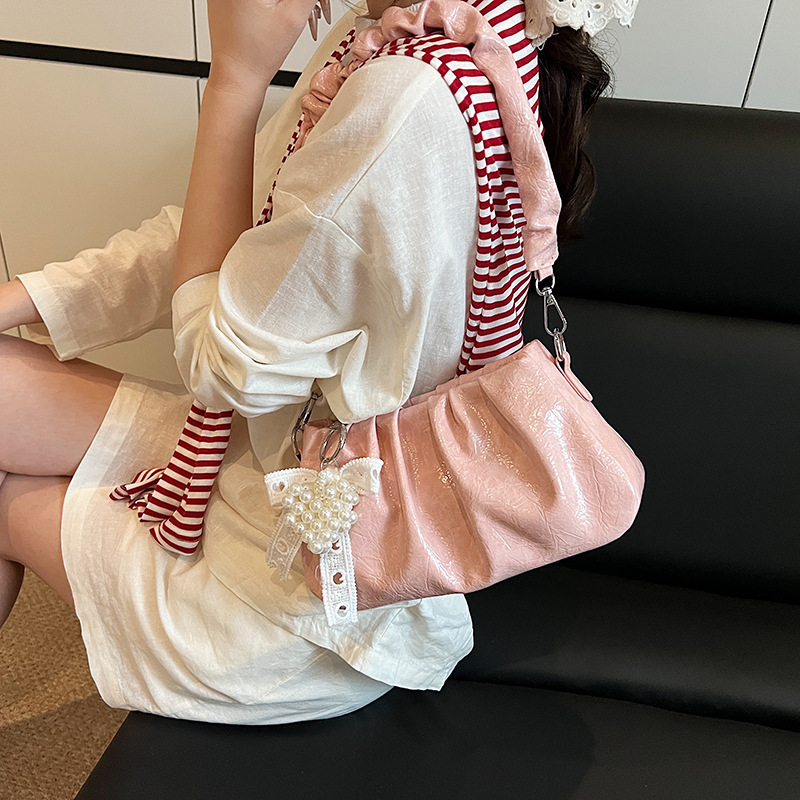 High-end and niche design pleated underarm bag for women 2025 new casual Korean style fashionable and simple single-shoulder crossbody bag details Picture