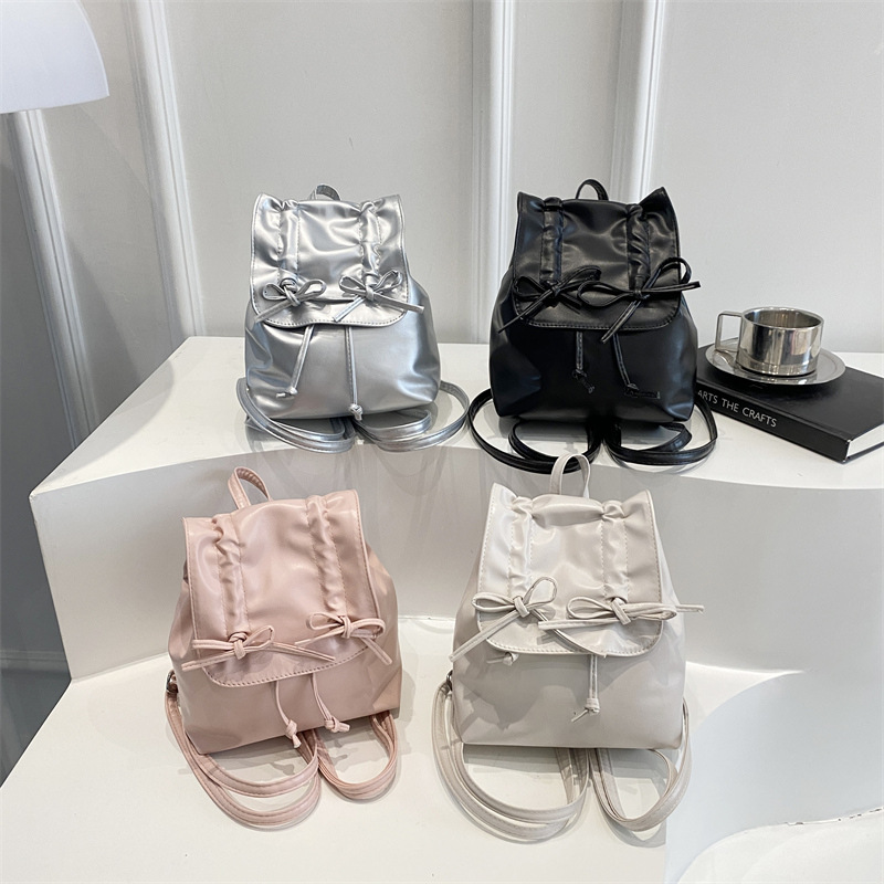 Niche design pleated backpack small bag 2025 Spring/Summer New fashionable women's backpack Silver hand-held crossbody bag Application Scenario