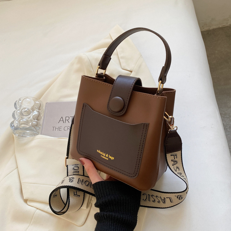 This year's popular bags: 2025 new spring fashion hand-held shoulder bag for women, crossbody versatile retro bucket bag Application Scenario