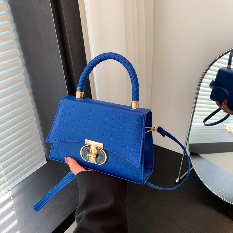 Solid-color lock buckle elegant single-shoulder crossbody bag 2023 This year's popular Korean-style simple and stylish small square bag for women's casual wear full figure