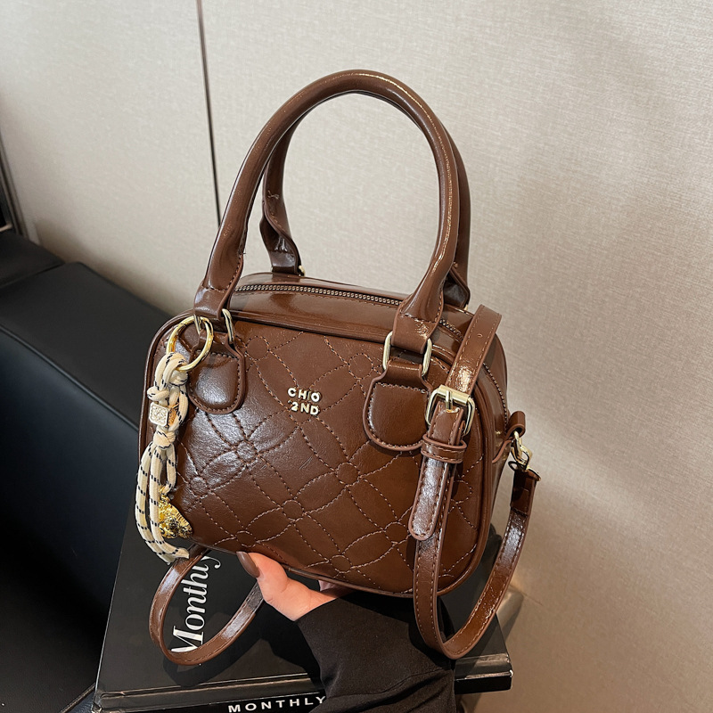 High-end texture simple commuting handbag, fashionable retro simple crossbody bag, 2025 new style casual bowling bag Specification drawing