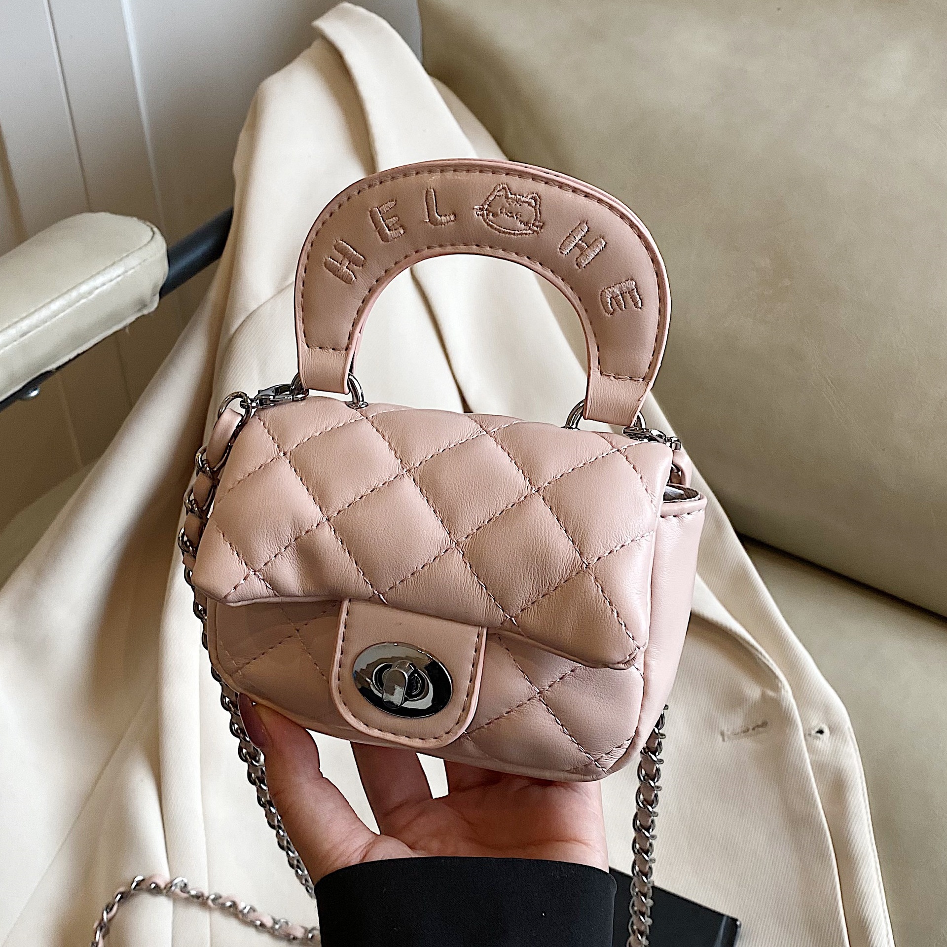 Fashionable Chanel-style lock-button mini bag for women 2025, new diamond-shaped chain bag, niche design, single-shoulder crossbody bag full figure