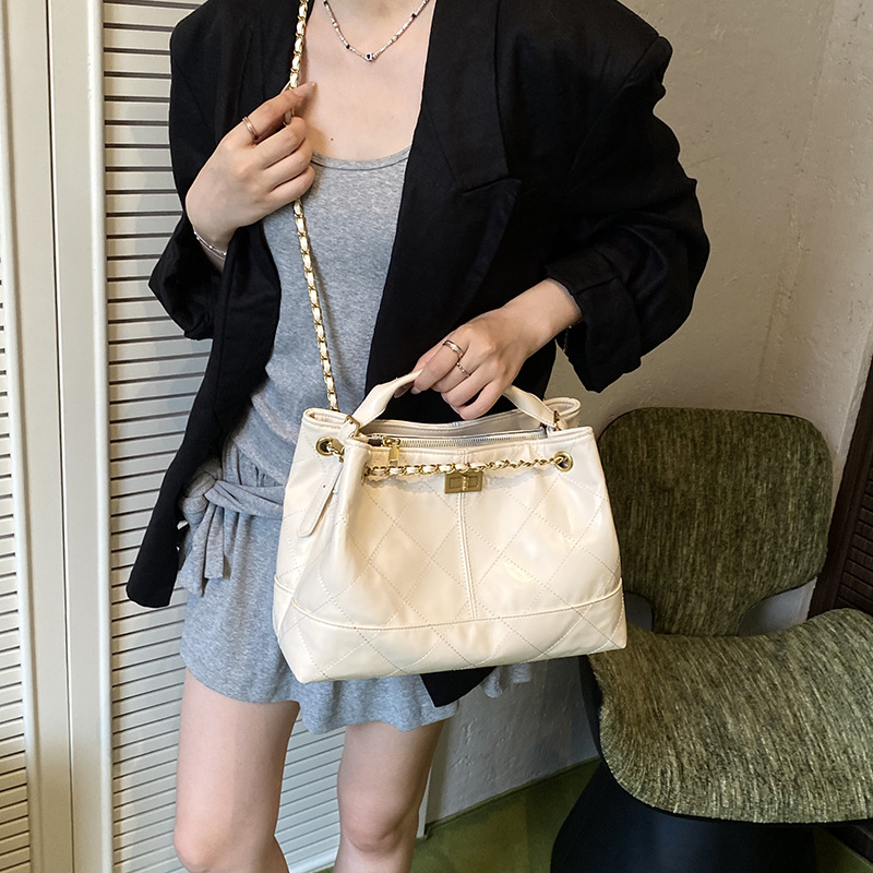 2025 Summer New Korean-style diamond chain bag, fashionable tote bag, niche single-shoulder bag, retro crossbody bag, women's bag Application Scenario