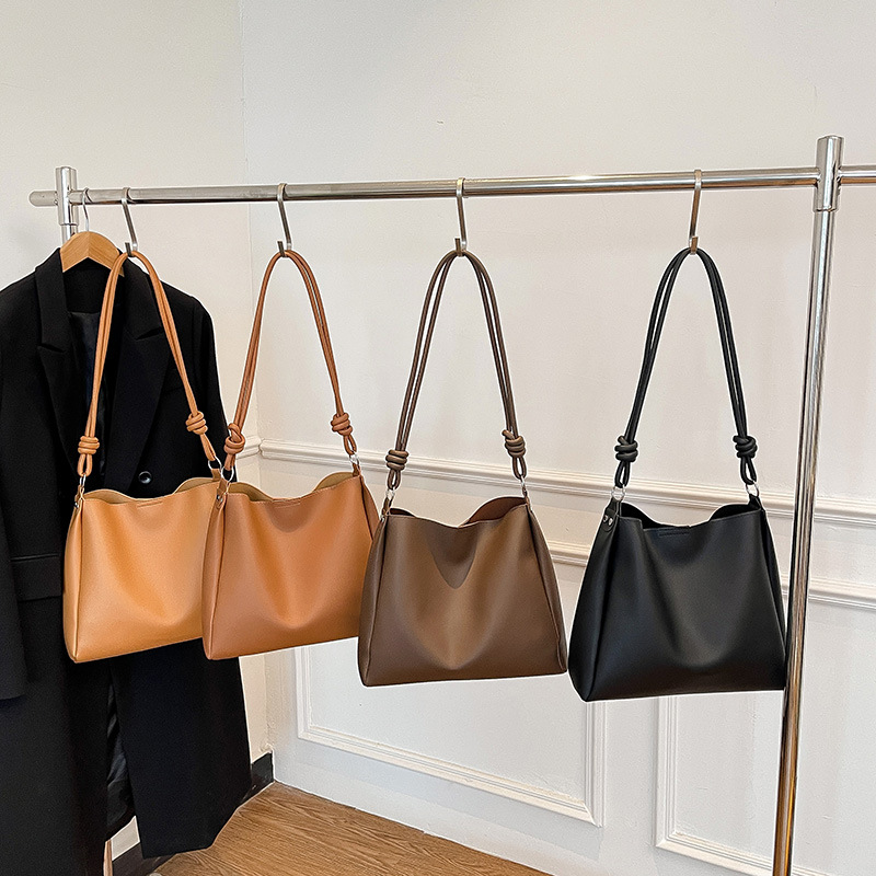 This year, the "Small Bag Women 2025" new fashion single-shoulder crossbody bag is a versatile solid-color crossbody bucket bag Application Scenario