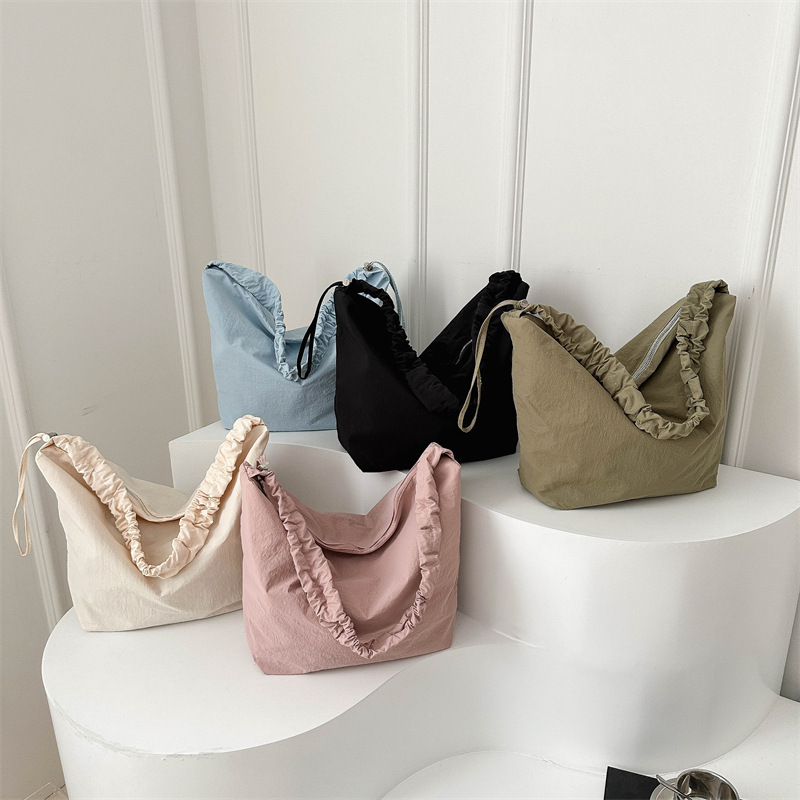 Large-capacity pleated cloud casual Nylon fabric bag 2024, a fresh and laid-back commuting single-shoulder tote crossbody bag Application Scenario
