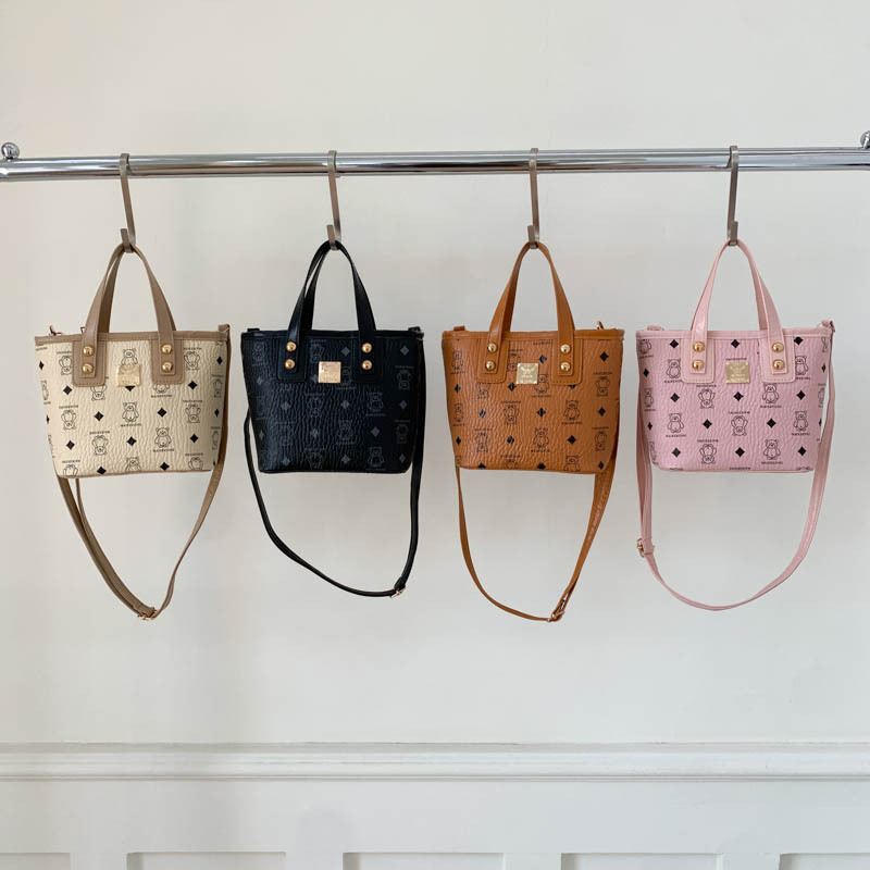 This year's popular bags are versatile for women. The 2025 new fashionable crossbody bag, a niche and high-quality hand-held bucket bag, is trendy Application Scenario