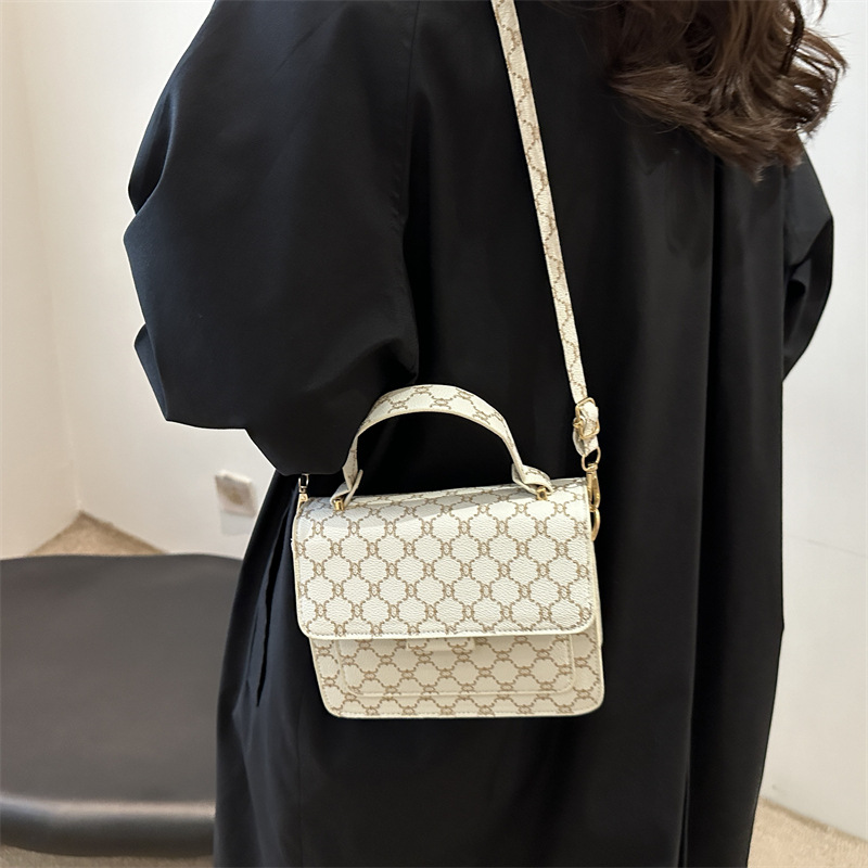 2024 New retro, simple and stylish, autumn casual, trendy and beautiful crossbody bag for women details Picture