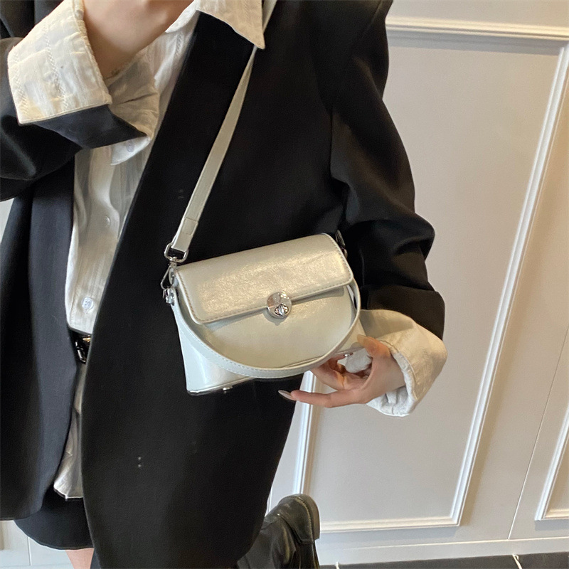 A new high-end solid-color hand-held small square bag for women in Spring/Summer 2025, a trendy, casual and versatile single-shoulder crossbody bag details Picture