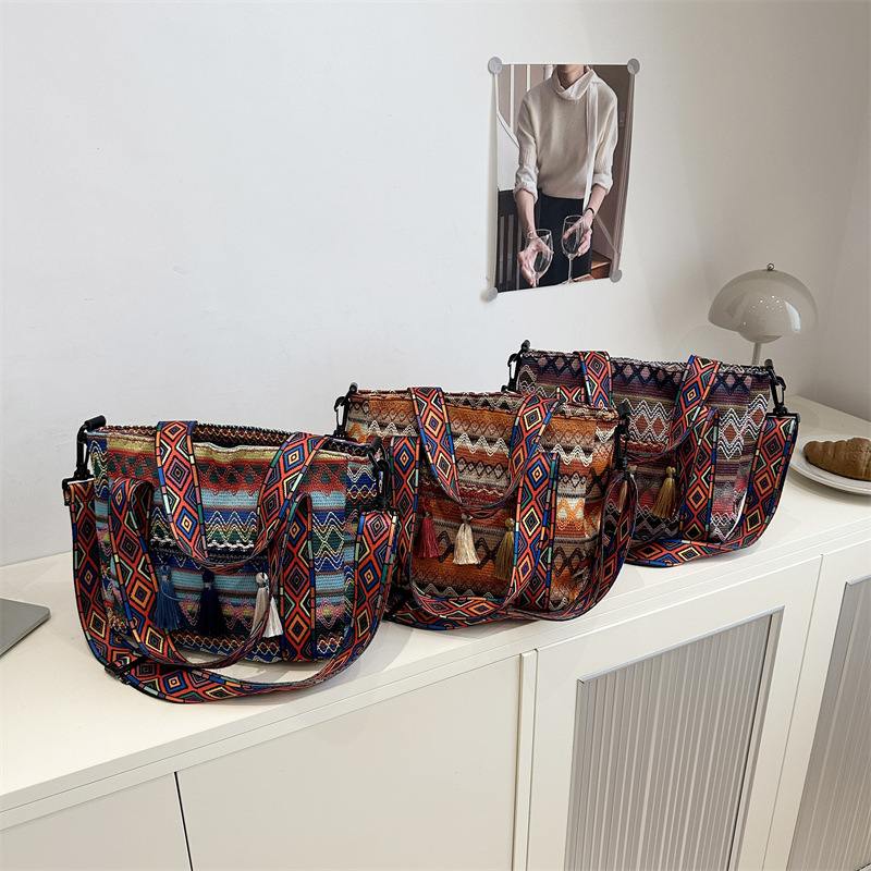 A large-capacity, fashionable and simple tote bag with ethnic style, new Spring/Summer 2025, and a stylish lady's commuter bag Application Scenario