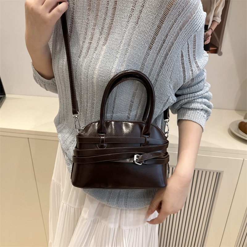 A new summer 2025 personalized hand-held bowling bag for women, a retro Korean commuter fashion single-shoulder crossbody bag details Picture