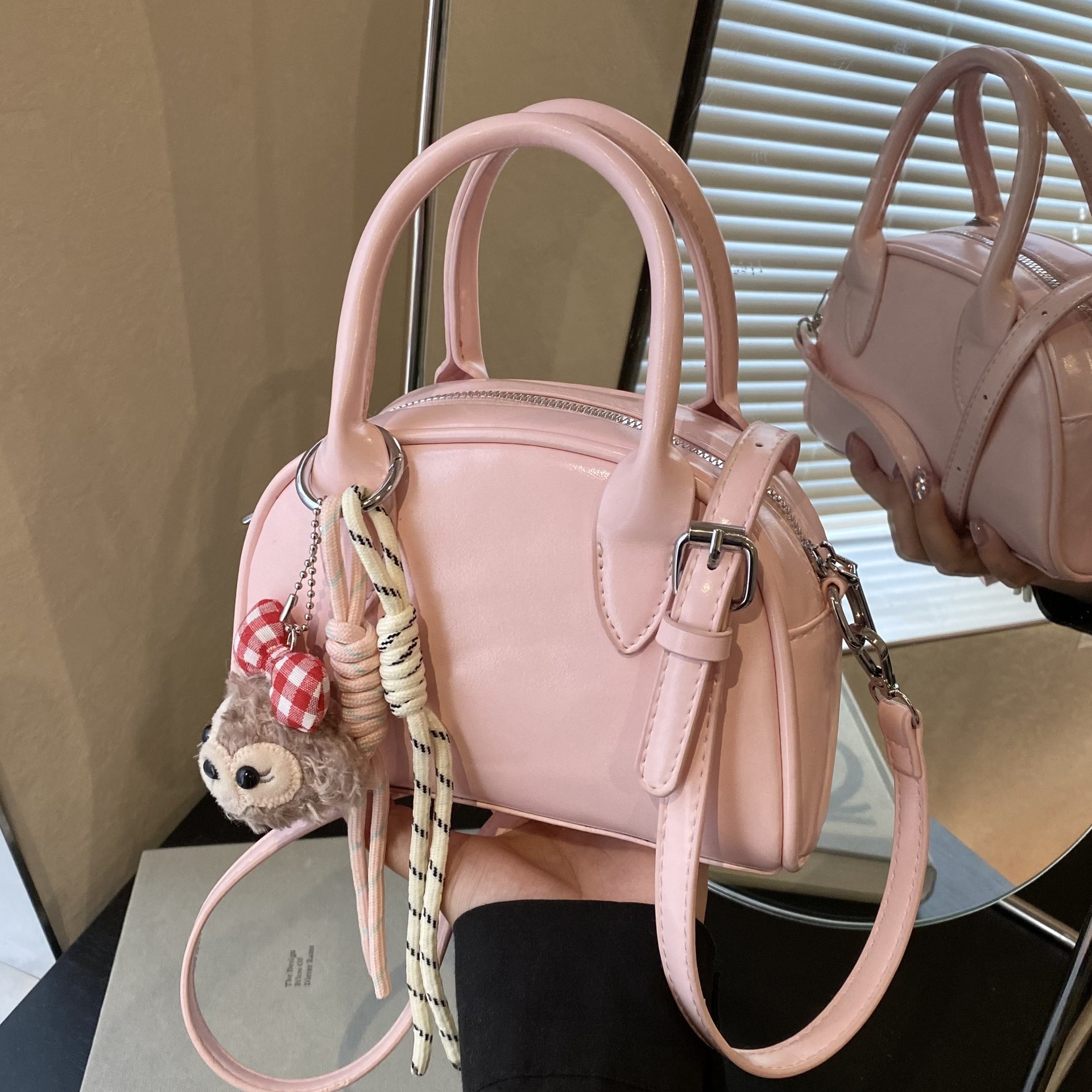 High-end and stylish small bag for women, 2025 new spring versatile crossbody bag, fashionable and simple hand-held bowling bag full figure