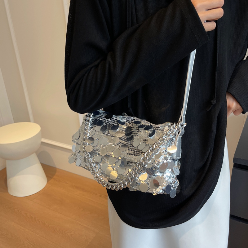 High-end texture shiny leather chain hand-held small bag for women, new fashionable and simple small square bag 2025, niche crossbody bag Application Scenario