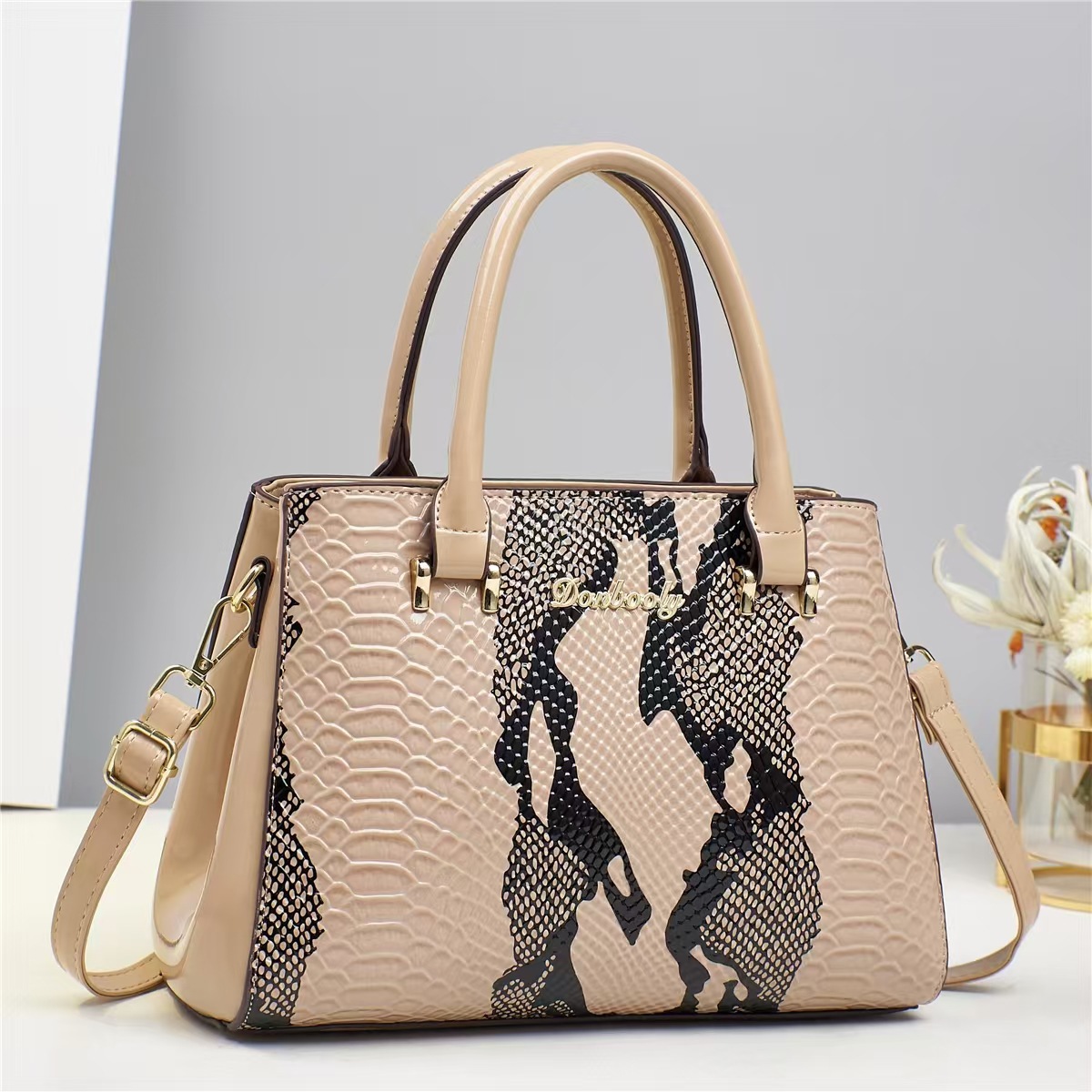 The new crossbody bag with a high appearance level, featuring snake pattern and contrasting colors, is a multi-layered fashionable large-capacity single-shoulder bag that is versatile for cross-border use Application Scenario